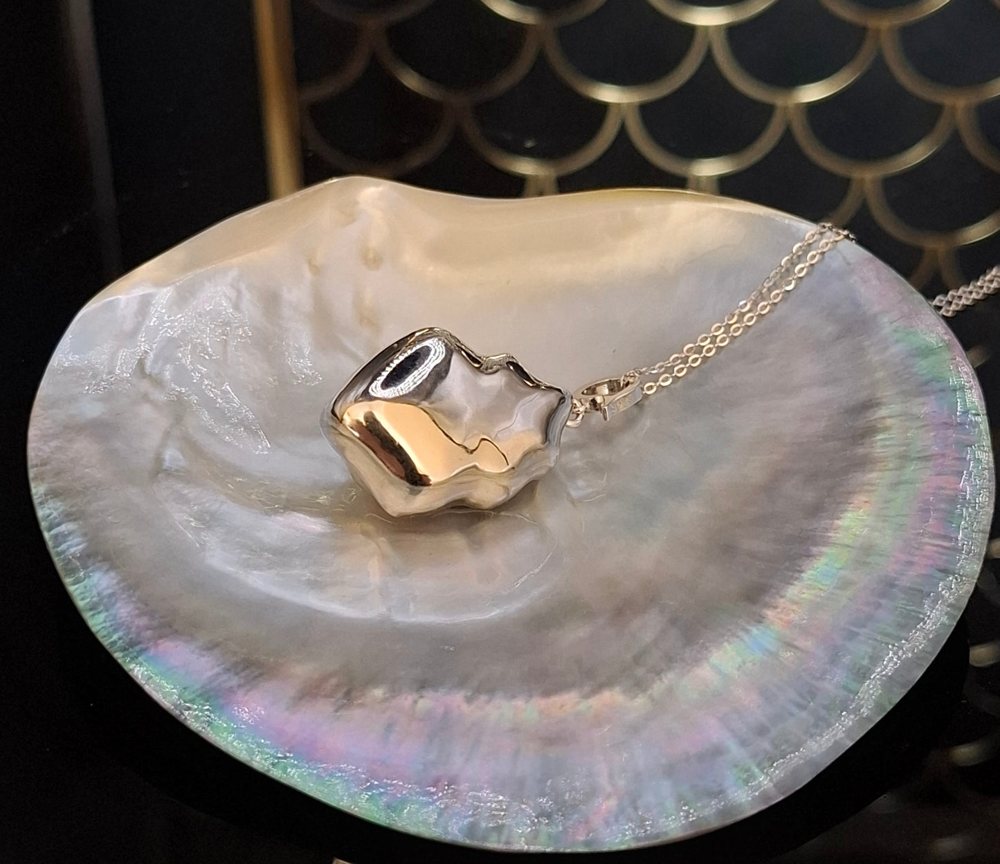 Natural Rainbow Baroque pearl pendant