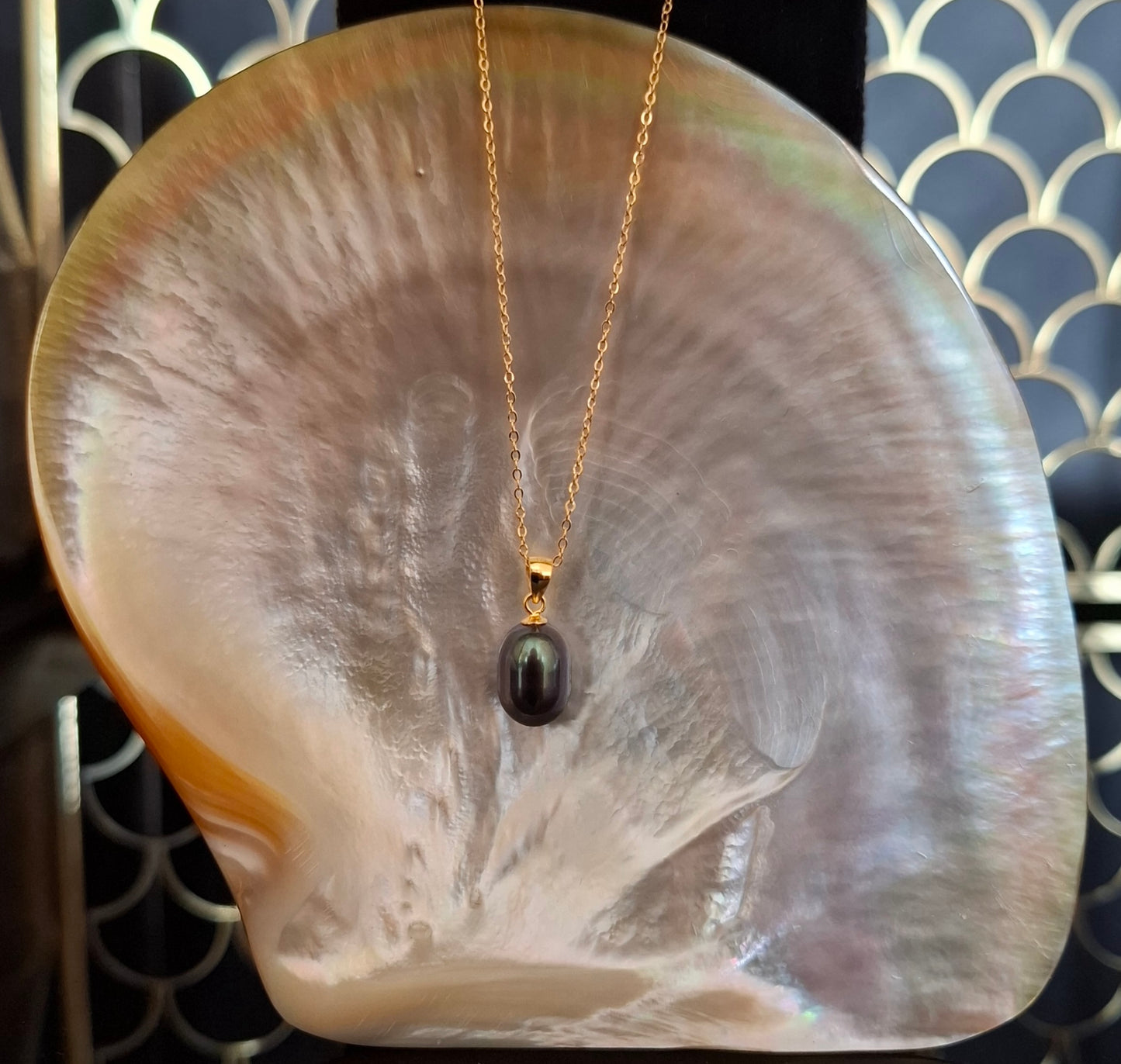 Freshwater black pearl pendant necklace