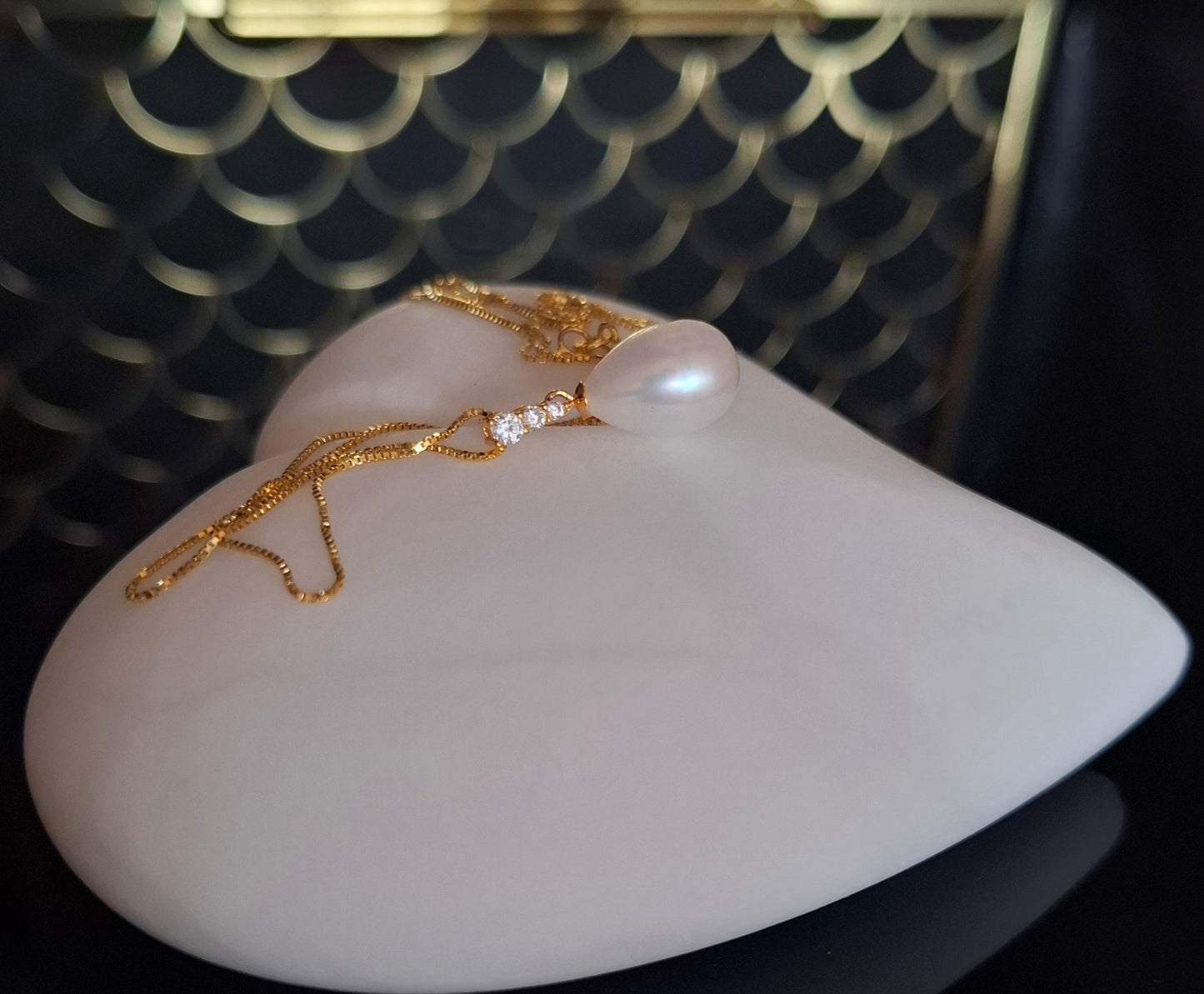 Freshwater white gold pendant