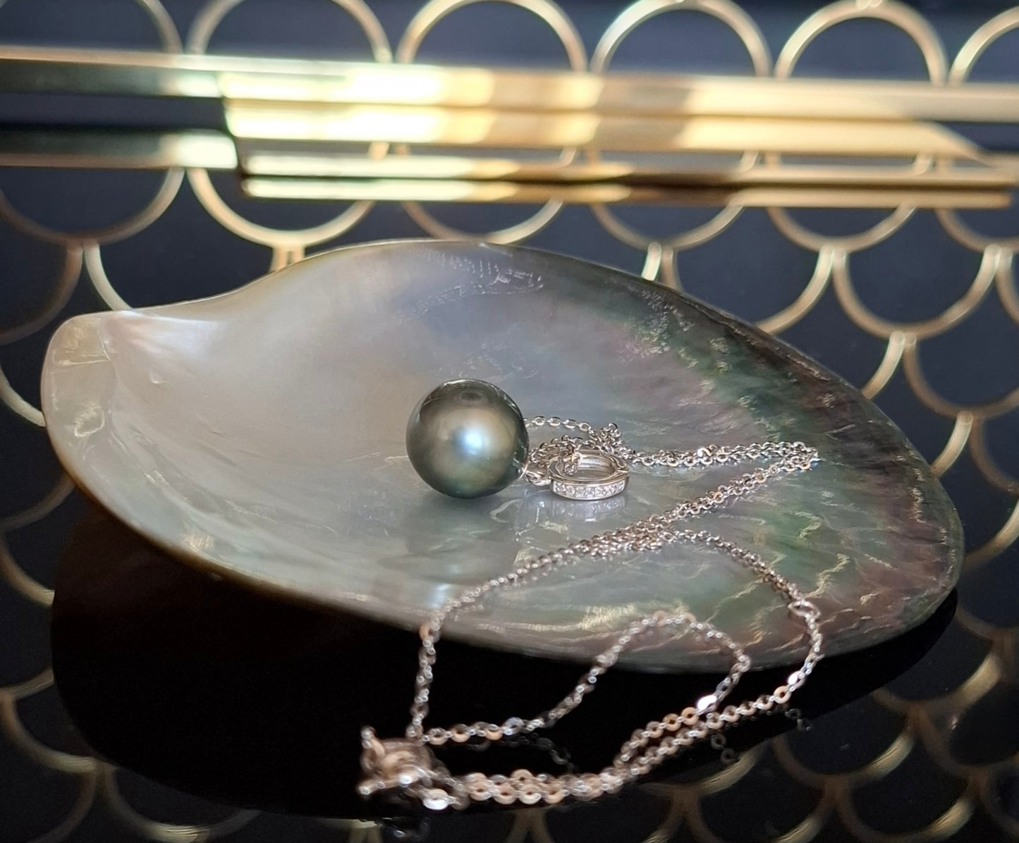 Tahitian round pendant with rhinestones