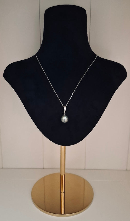Tahitian pearl necklace