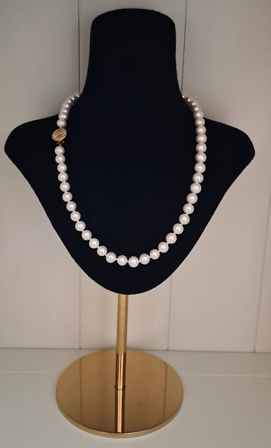 Freshwater white pearl necklace with filigree clasp