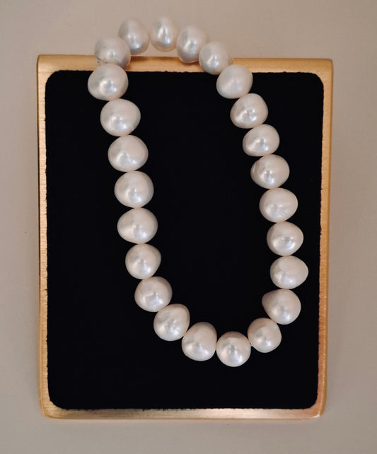 White freshwater pearl bracelet