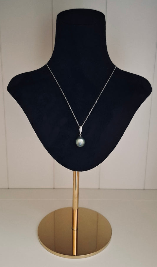 Tahitian round pendant with rhinestones
