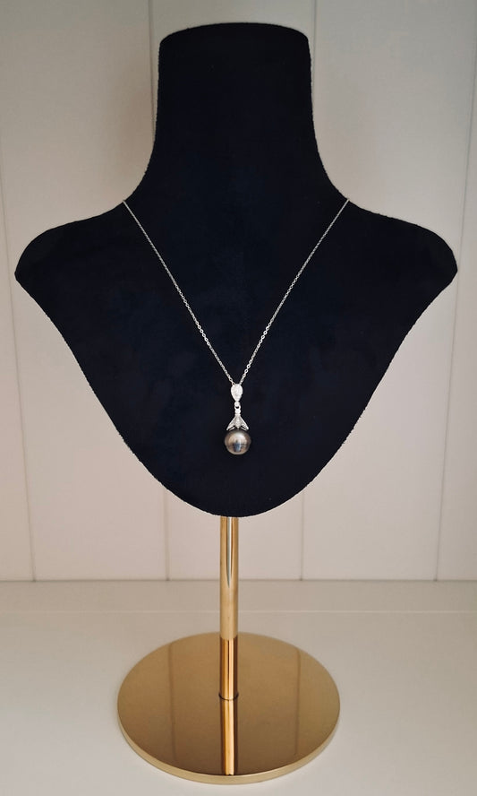 Tahitian round pearl pendant necklace
